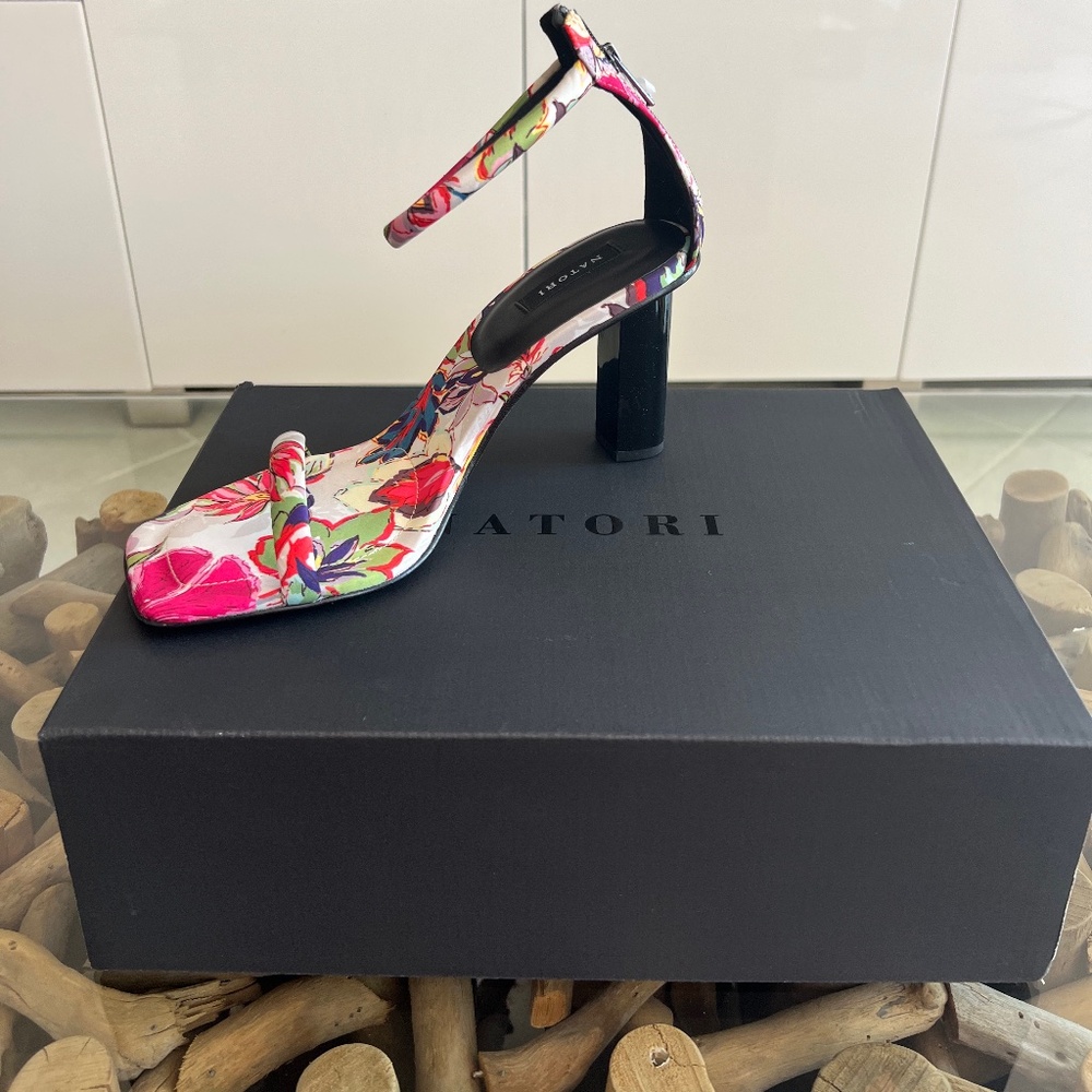 NATORI Natural Floral Silky Fabric & Leather Sandals